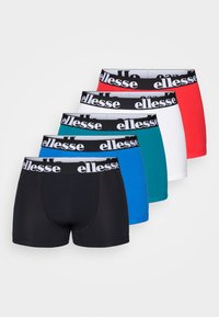 Fünf Paar Boxershorts in Schwarz, Rot, Weiß, Teal und Blau. Jede Shorts verfügt über einen schwarzen elastischen Bund mit dem deutlich sichtbaren "ellesse"-Logo.