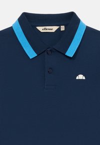 Námorníckomodrá polo tričko s svetlomodrými pásikmi na golieri, dvoma gombíkmi a malým bielym logom ellesse na prsiach, veľkosť 10-11 rokov.