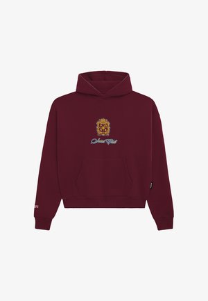 Felpa bordeaux con tasca frontale, presenta un'emblema dorato e il testo blu "Social Club" centrato sul petto. Tessuto morbido e strutturato.
