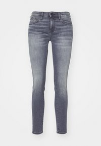 Smala jeans i blekt grå denim, med en klassisk femficksdesign, subtil sömnad och knappgylf.