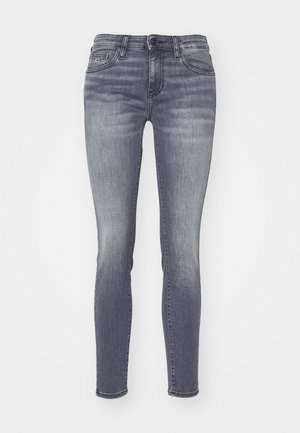 Hubené džíny v vybledlém šedém denimu, s klasickým designem pěti kapes, jemným prošitím a zapínáním na knoflík.