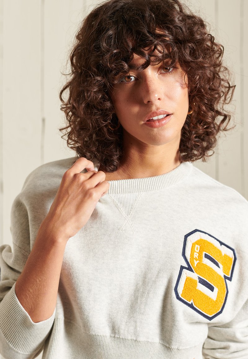 Damen Strickjacken | Superdry VARSITY Strickpullover athletic grey marl/grau - ZJ73813 Damen Strickjacken | Superdry VARSITY Strickpullover athletic grey marl/grau - ZJ73813