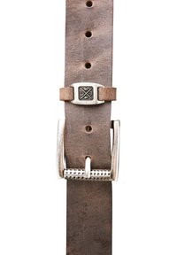 Brauner Leder Gürtel mit mehreren Löchern, silberne Metallschnalle mit dekorativem Emblem und strukturierten silbernen Akzenten.