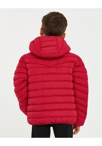 Veste rembourrée rouge avec capuche, design matelassé et poignets côtelés. L'arrière présente une finition lisse avec un léger éclat et un ourlet élastique.