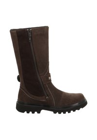 Braune Wildleder-Stiefel bis zur Wade mit schwarzer Gummisohle, seitlichem Reißverschluss, Riemen mit Metallniete und kontrastierendem weißen Nähten.
