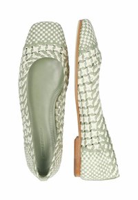 Platta skor med ett vävt mönster i ljusgrön och vit, med fyrkantig tå, läderfoder och en låg träklack.