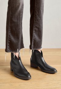 Δεν επιλέχθηκε, schwarz