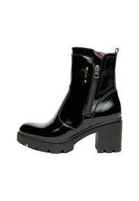 Botte de cheville en cuir verni noir avec un talon épais, fermeture à glissière sur le côté et accent clouté à l'avant. Semelle robuste avec des rainures pour l'adhérence.