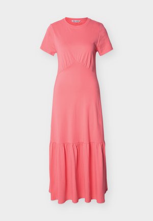 Robe maxi corail à manches courtes avec encolure ronde, fronces sous la poitrine et ourlet évasé à volants.