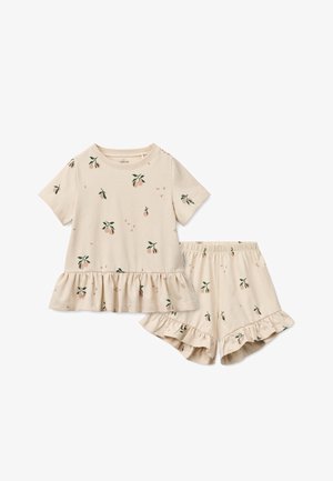 Hele beežist puuvillast kaheosaline komplekt, mis sisaldab lühikeste varrukatega pluusi rüüsäärtega ja sobivaid lühikesi pükse rüüsäärtega, kaunistatud väikeste lillemustritega.