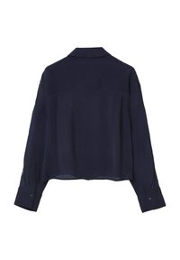 Blusa a maniche lunghe blu navy con colletto, polsini con bottone e dettagli plissettati sulle maniche, mostrata da dietro.