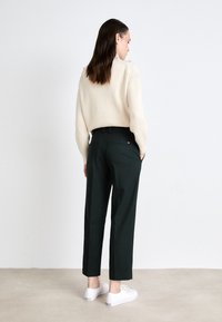 Tommy Hilfiger CORE - Vászonnadrágok - midnight moss