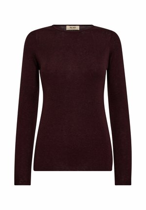 Burgundi hosszú ujjú pulóver finom kötött anyagból, kerek nyakkivágással és testhez simuló fazonnal. Nincsenek látható minták vagy díszítések.