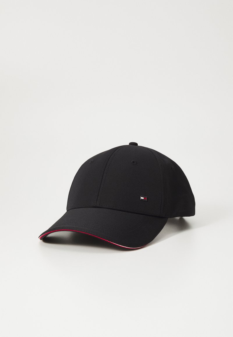 Gorra de béisbol negra hecha de tela con una textura suave. Presenta un acento rojo en la visera y un pequeño parche con el logo en el frente.
