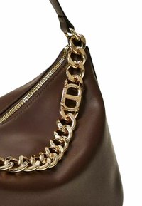 Borsa a mano in pelle marrone con tracolla in catena dorata e hardware dorato. Ha una chiusura con zip e una superficie liscia.