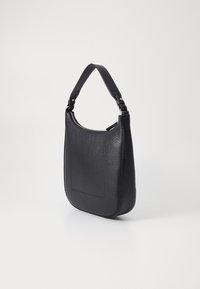 Zwarte leren schoudertas met een gestructureerd oppervlak, zachte rondingen, een verstelbare schouderriem en een bovenste ritssluiting. Beschikt over een rechthoekige platte accent.