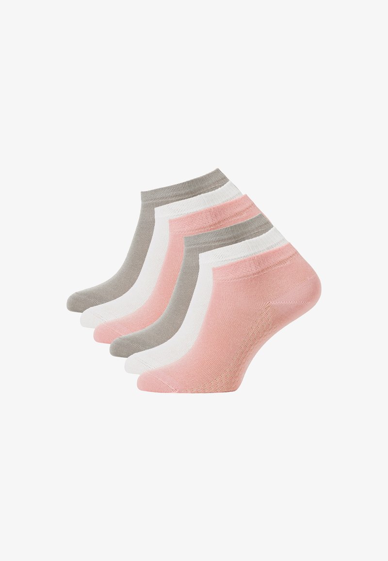 Set di calzini alla caviglia in rosa, grigio e bianco. Presentano un morbido misto cotone con polsini a coste. Ogni calzino mostra un colore uniforme.