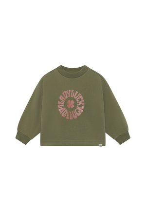 Groene sweatshirt met lange mouwen, geribde manchetten en kraag, met een ronde roze tekst en een klavertjevier in het midden.