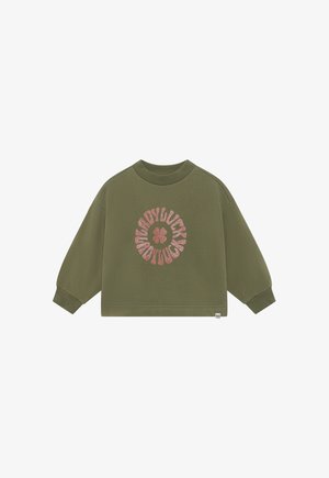Groene sweatshirt met lange mouwen, geribde manchetten en kraag, met een ronde roze tekst en een klavertjevier in het midden.