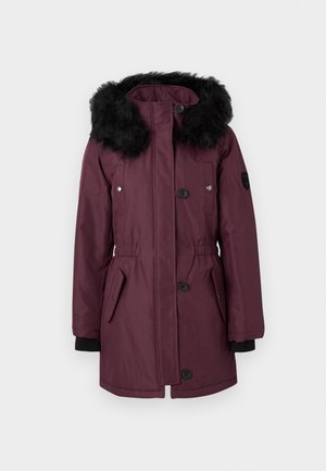 Parka borgonha com capuz forrado a pelo sintético, fechos de botão, dois bolsos frontais e punhos elásticos para manter o calor.