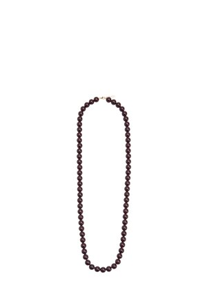 Ciemnofioletowy naszyjnik z koralików z okrągłymi koralikami i małym złotym zapięciem na białym tle.