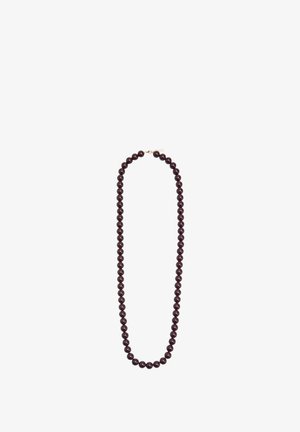 Ciemnofioletowy naszyjnik z koralików z okrągłymi koralikami i małym złotym zapięciem na białym tle.