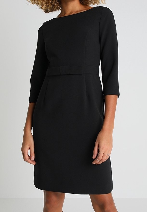 Robe noire avec des manches trois-quarts, corsage ajusté, détail de ceinture à la taille et jupe mi-longue. Tissu lisse et design minimaliste.