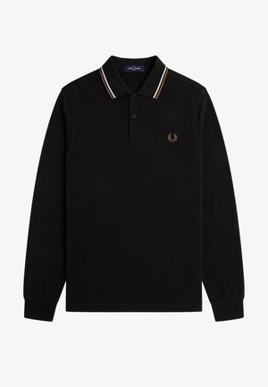 Polo negro de manga larga con cuello a rayas, tapeta de dos botones y un pequeño emblema dorado de laurel en el pecho.