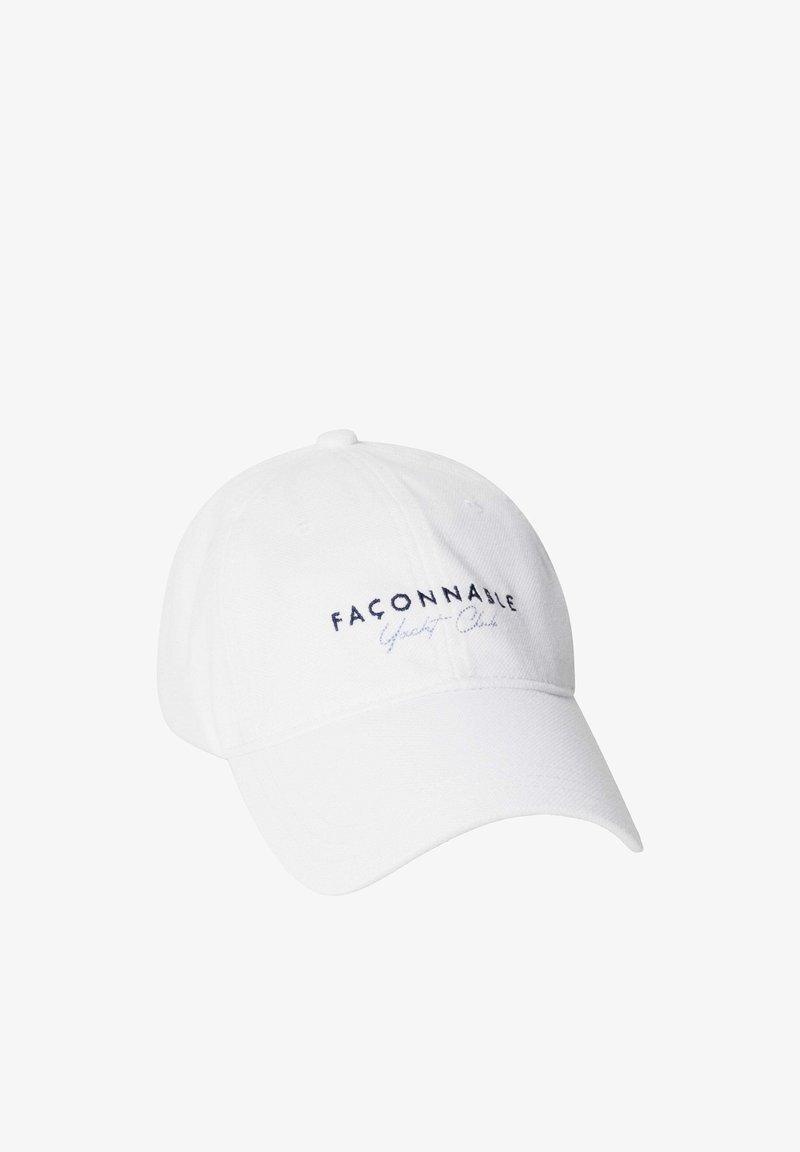 Gorra blanca de béisbol con visera curva y texto bordado "FACONNABLE Yacht Club" en el panel frontal.