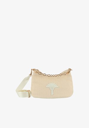 Beiger Stoffhandtasche mit gerippter Textur, Ketten- und Riemenbeschlägen sowie einer weißen floralem Stickerei-Applikation auf der Vorderseite.