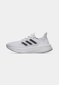 Valkoinen urheilujalkine, jossa on teksturoitu neulottu päällinen, kolme mustaa raitaa, pehmustettu välipohja, jossa lukee "Light Boost", ja tyylikäs siluetti.