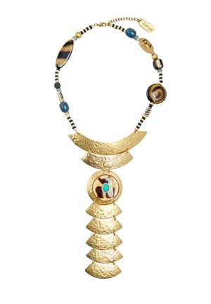 Naszyjnik w kolorze złotym z młotkowanymi półksiężycowymi elementami, dużym okrągłym wisiorkiem z turkusowym środkiem oraz mieszanką czarnych, białych, niebieskich i brązowych koralików.