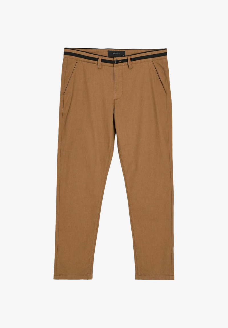 Brązowe spodnie chino z prostym stanem, dwoma bocznymi kieszeniami, czarnym paskiem w paski oraz wąskimi, zwężanymi nogawkami.