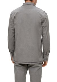 Grijs katoenen overhemd met een kraag, lange mouwen en manchetten met knopen. Soepele textuur en een rechte zoom aan de achterkant.