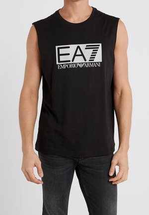 Chemise noire sans manches en coton, avec un logo imprimé blanc "EA7 Emporio Armani" dans un design rectangulaire sur le devant.