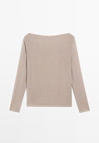 Maglione a maniche lunghe beige con una ampia scollatura a barca e orlo dritto, steso su uno sfondo bianco.