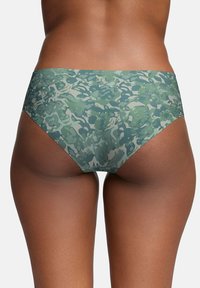 Grüne Bikiniunterteile mit einem Camouflage-Muster, ausgestattet mit einer glatten Textur und einem mittelhohen Schnitt, entworfen für Komfort und Bedeckung.