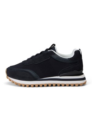 Niedriger schwarzer Sneaker mit Wildleder- und Mesh-Obermaterial, weißem gepolstertem Kragen, gestreifter Zwischensohle und Gummisohle mit tiefem Profil.