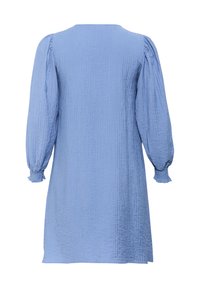 Vestido azul claro, de largo hasta la rodilla, con un tejido texturizado, mangas largas abullonadas y un escote redondeado. Presenta puños fruncidos.