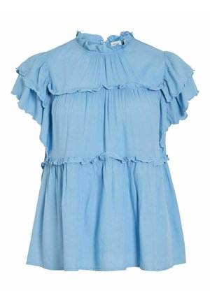 Jasnoniebieska bluzka wykonana z miękkiego materiału, z okrągłym dekoltem, falbanistymi rękawami i warstwowym fasonem z marszczonymi akcentami.