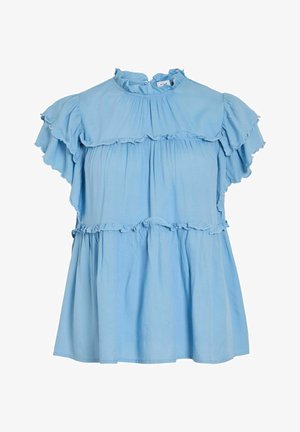 Jasnoniebieska bluzka wykonana z miękkiego materiału, z okrągłym dekoltem, falbanistymi rękawami i warstwowym fasonem z marszczonymi akcentami.