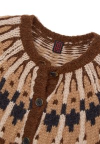 Gebreide cardigan in bruin, crème en marineblauw met een geometrisch patroon. Voorzien van donkere knopen en een gestructureerde wollen-achtige stof.