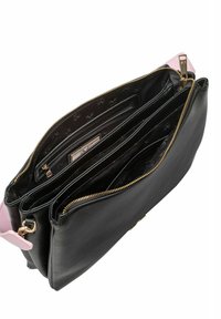 Schwarze Lederhandtasche mit rosa Akzenten, ausgestattet mit mehreren Reißverschlussfächern und einem strukturierten Innenfutter. Mit goldenen Hardware-Elementen.
