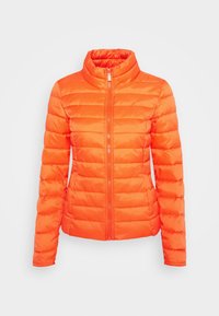 Orange puffervest med høj krave, quiltet design, lynlås foran og lange ærmer. Glat tekstur, letvægtsmateriale.
