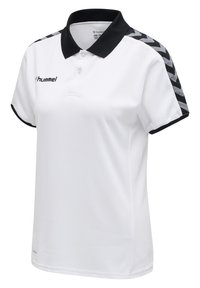 Hvid polo shirt med sort krave og ærmer. Har et tekstureret stof, Hummel-logo og et chevron-mønster på skuldrene.
