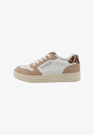 Weiße und beige Sneaker aus Wildleder und glattem Leder, mit einem Leopardenmuster-Akzent an der Ferse und einer klobigen Gummisohle.