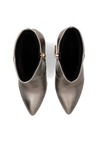 Pointed-toe ankle boots in metallic gray leather, featuring a smooth texture and a zip closure with gold hardware. Black inner lining.
