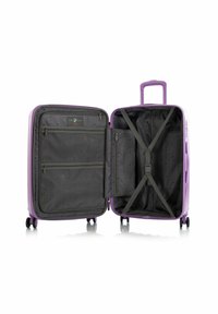 Maleta rígida morada con un acabado suave. El interior cuenta con un forro gris oscuro, bolsillos con cremallera y correas cruzadas para asegurar los objetos.