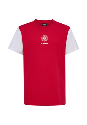 Czerwono-biała sportowa koszulka z krótkim rękawem z logo Duńskiego Związku Piłki Nożnej oraz nazwą marki Hummel na piersi.