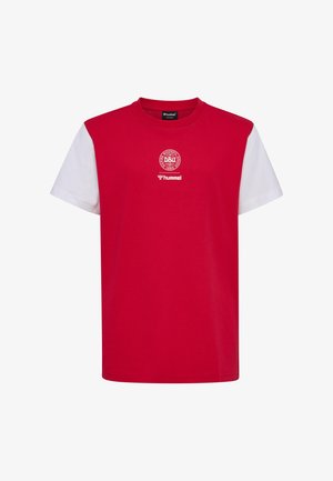 Czerwono-biała sportowa koszulka z krótkim rękawem z logo Duńskiego Związku Piłki Nożnej oraz nazwą marki Hummel na piersi.